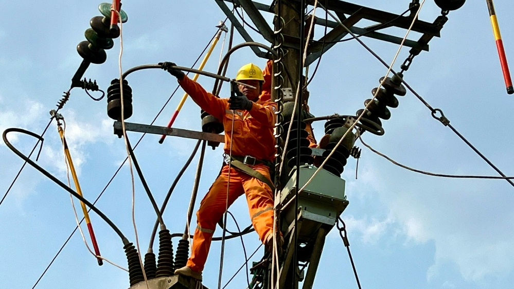  Xí nghiệp Dịch vụ Điện lực Điện Biên phối hợp cùng PC Điện Biên đảm bảo cấp điện an toàn ổn định phục vụ các chuỗi sự kiện kỷ niệm 70 năm chiến thắng Điện Biên Phủ.